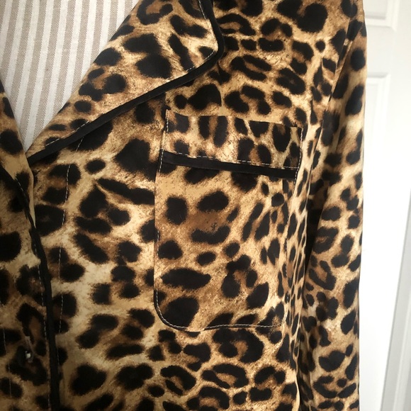 Gillian & O’Malley Satin Cheetah Print Top - Picture 2 of 7
